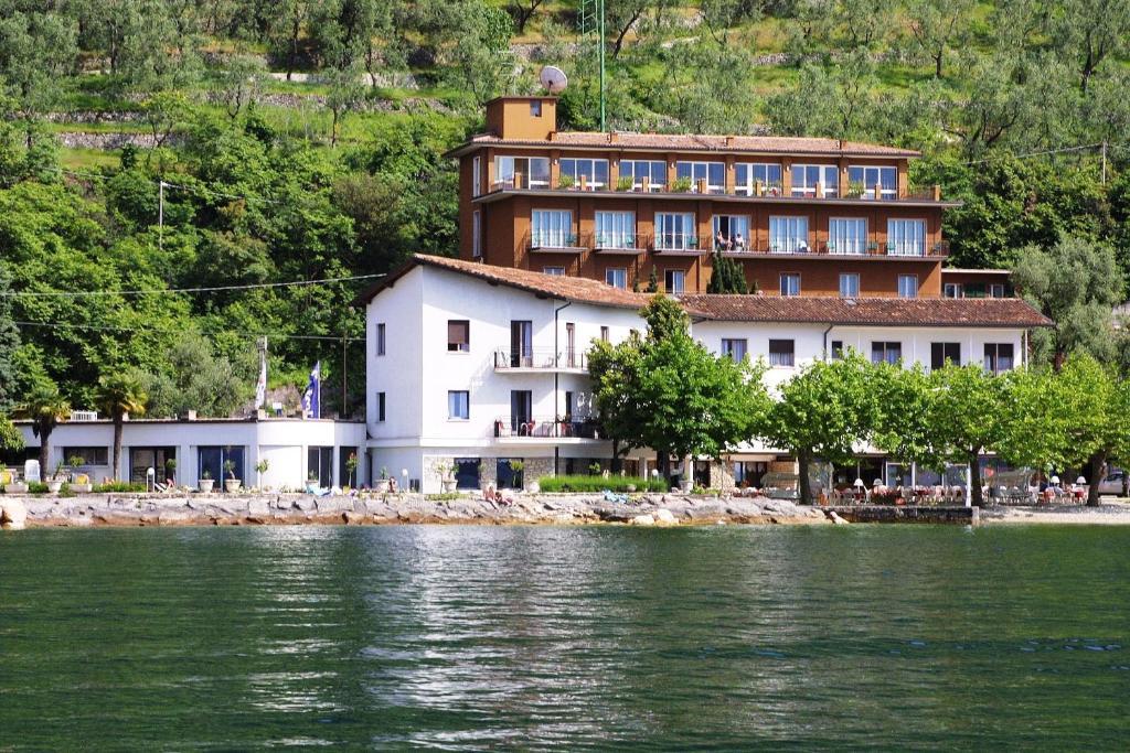 Hotel Nike Бренцоне-суль-Гарда Экстерьер фото