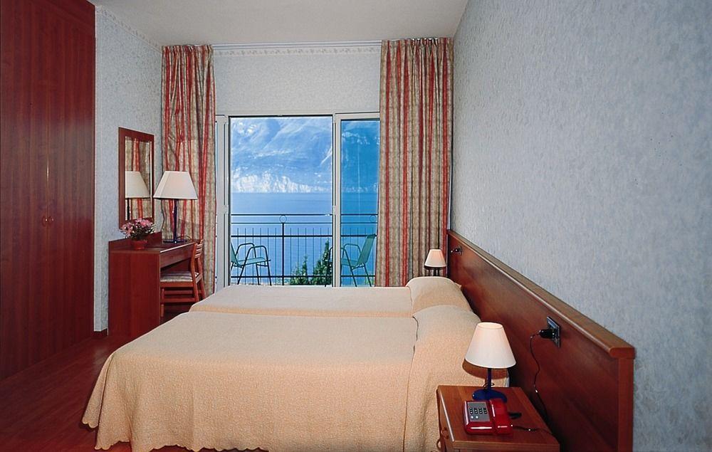 Hotel Nike Бренцоне-суль-Гарда Экстерьер фото